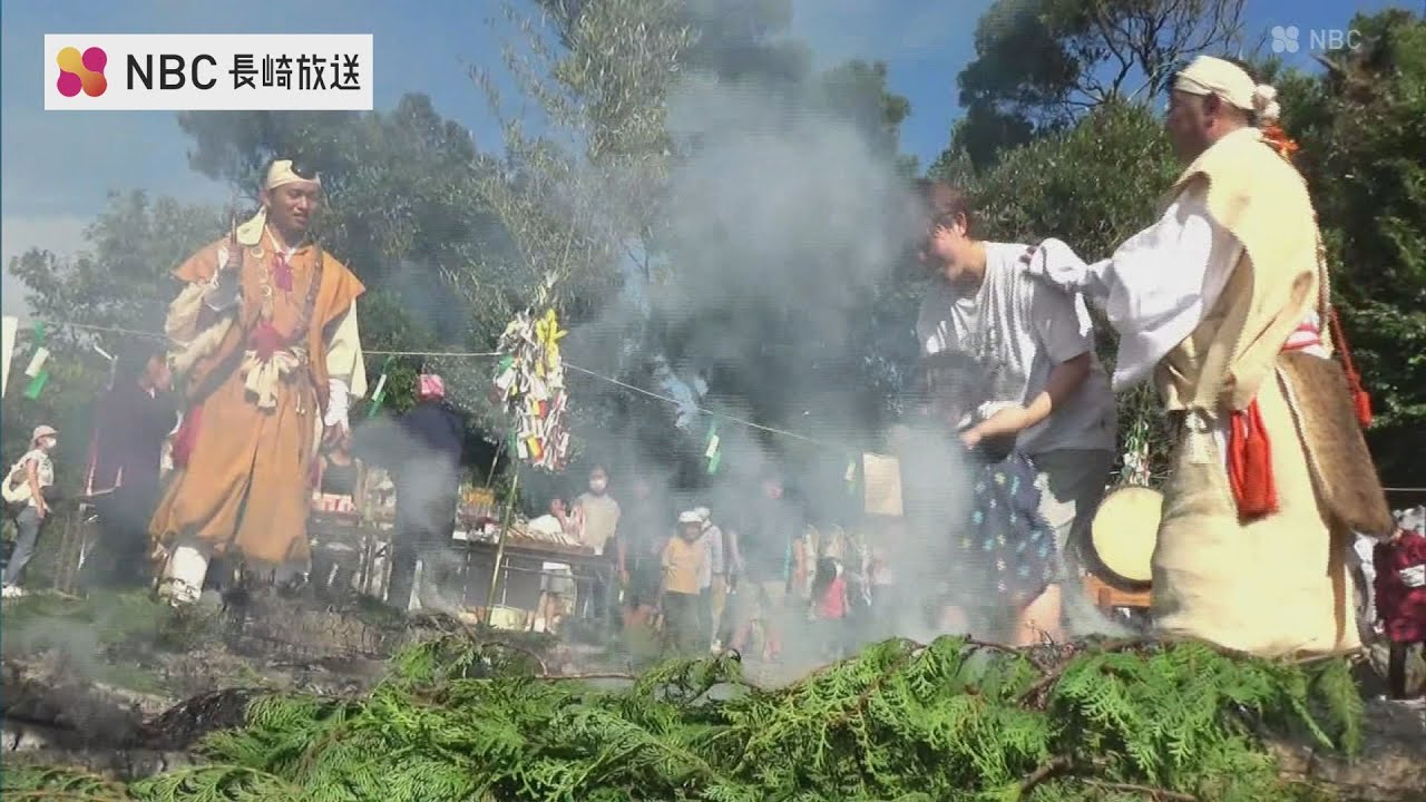 燃える灰の上を素足で歩き無病息災など願う「火渡り」長崎県五島市 