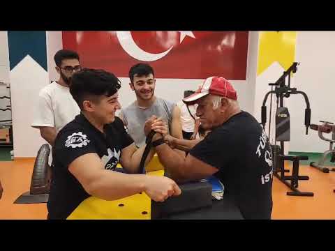 ESRA KİRAZ 28 YAŞINDA  BİLEK GÜREŞİNDE 10 KEZ  DÜNYA ŞAMPİYONU  STRONG MAN HAYRETTİN SÖNMEZ YAŞI 76