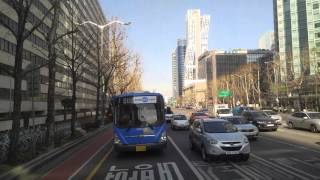 Rear view of Seoul bus 162 nb on Assembly Ave eb west of Yeoui Daebang St  20160224 112329