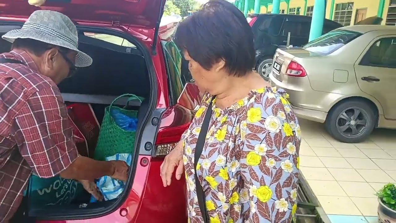 PULANG SRI AMAN PAGI INI DARI SIBU JAYA/SINGGAH SEBENTAR DI PASAR SIBU MEMBELI ROTI