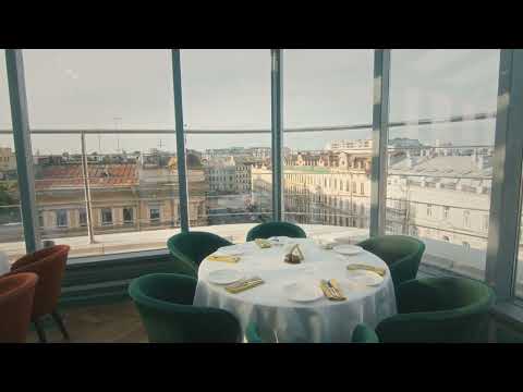 В «Гастрономике по-новому» - панорамном ресторане Татьяны Булановой. Интерьер.