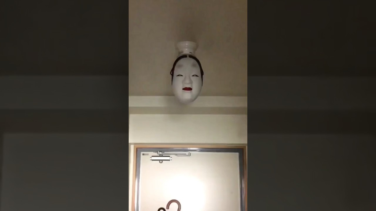 No way I could sleep with this lamp 😨 