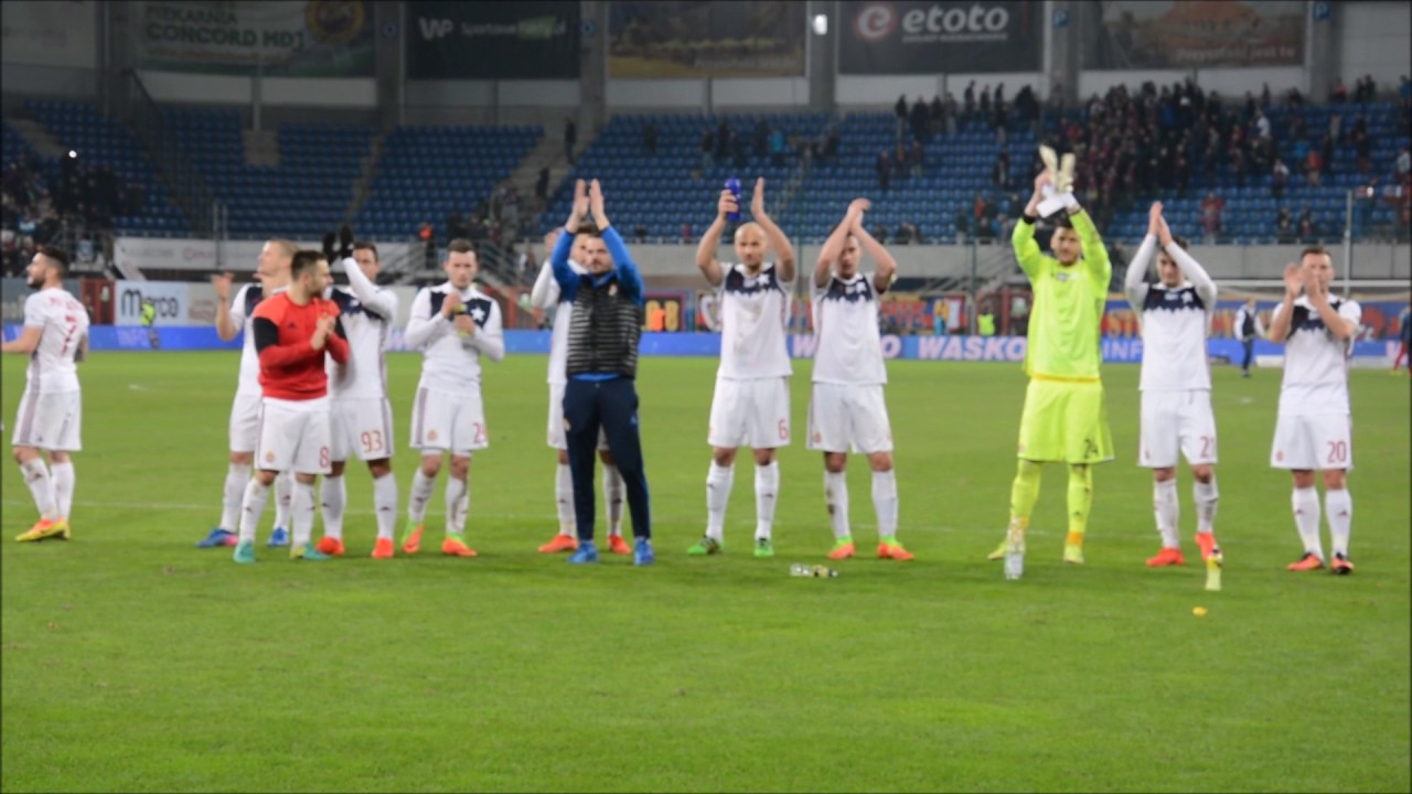 E Piast Gliwice Wisła Kraków [Wisła fans with players]. 20170304