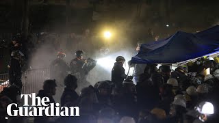 Police raid UCLA pro-Palestinian camp and make arrests Resimi