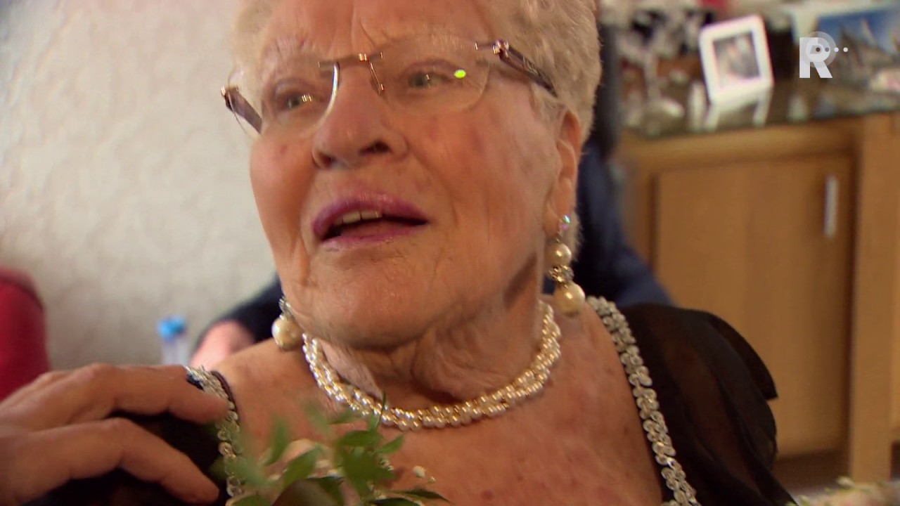 Echtpaar doet bruiloft na 65 jaar nog eens over - YouTube