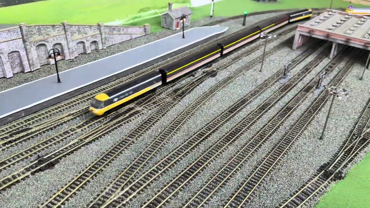 Graham Farish Class 47 Police Train DCC with flashing lights