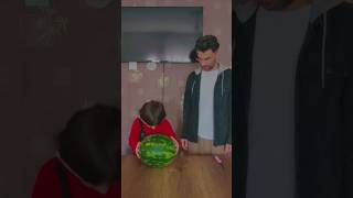 شوفو كيف حمودة فتح البطيخة بطريقة غريبة ??
