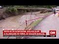 Peste 80 de gospodării, izolate după o alunecare de teren. Se goleşte barajul