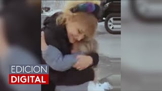 El emotivo momento en que una niña ve cumplido su sueño de Navidad: abrazar a su abuela