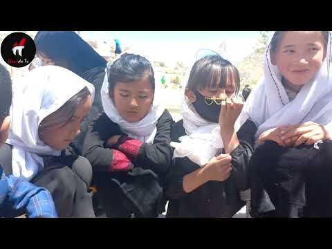 پای خاک رفتن دسته جمعی مردم کورملا جاغوری نذر م ردا قبرستان آبروشو کورملا 