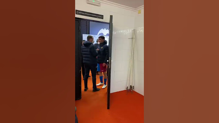 Xavi congratulates Pedri in the dressing room after Valencia 1-4 Barça