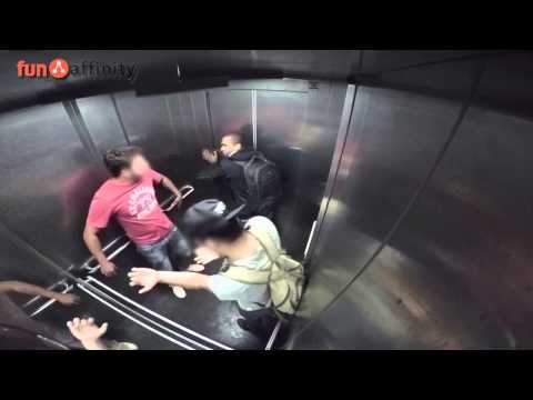 Este hombre no puede aguantar las ganas y lo hace en el ascensor.