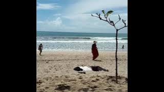 Detik-detik perempuan hamil bermain dan mandi di Pantai Kuta Bali
