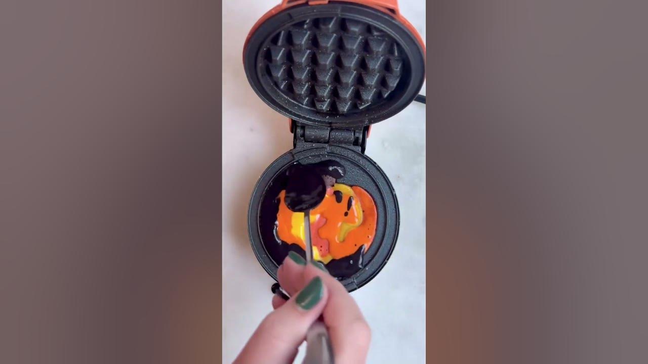 Dash Pumpkin Mini Waffle Maker Review