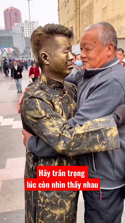 Cảm động tình cha con giữa chốn đông người l Aba ama - Qi Long l #shorts #funnyvideo #fyp