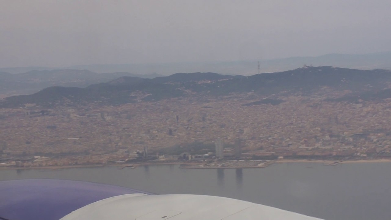 Boeing 737 BlueAir survolare Barcelona