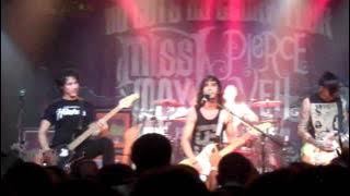 Pierce The Veil-Just The Way You Are LIVE! GOOD QUALITY