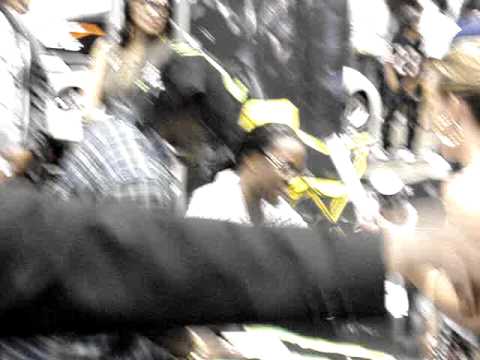 12 numaralı adam Playaz Circle Signing Autographs at The DUB TOUR SHOW....2009 (chicago) 8-1-2009