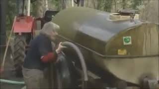Bauer fährt Gülle