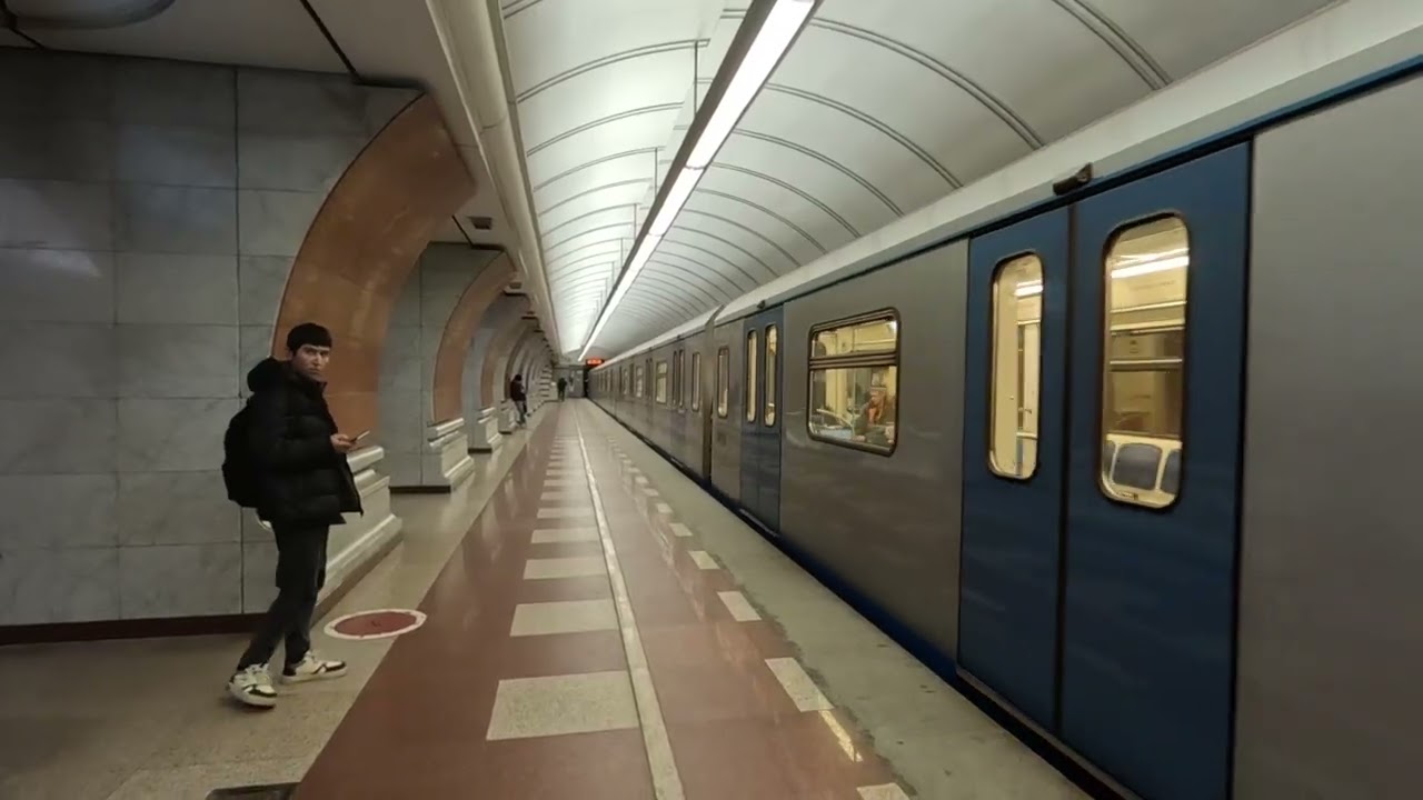 Ещё видео в Новый Год. Станция метро 