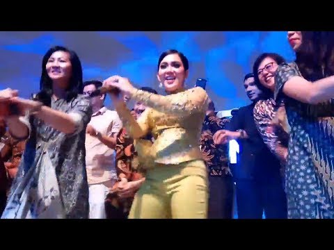 Begini Nih, Keseruhan Joget Morena Bareng Syahrini di Atas Panggung