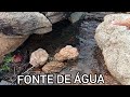 MINA DE ÁGUA CORRENDO SOBRE AS PEDRAS