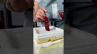 How to: fill a cake with soft filling! Using SMBC as the border and raspberry compote as filling