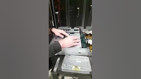 Montando una HBA dentro de un nodo de la FAS8300 #netapp #Shorts #uniway #DataCenter #inside