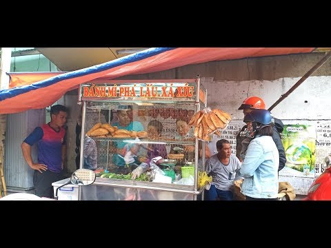 Video Xe bánh mì phá lấu, xá xíu bán ở ngã ba đường đông... - youtube