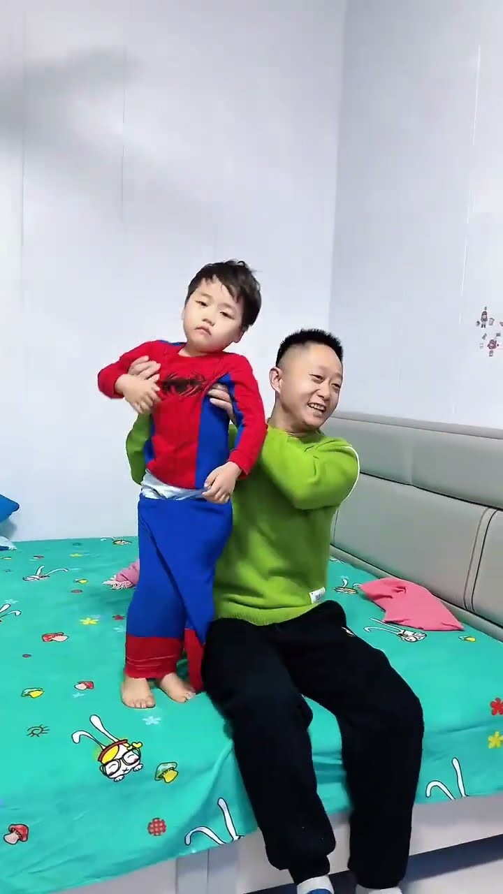 爸爸正在追剧，竟然把儿子的裤子穿错都不知道！#Cute baby#Cute#呆萌小米宝#聪明宝宝#萌娃