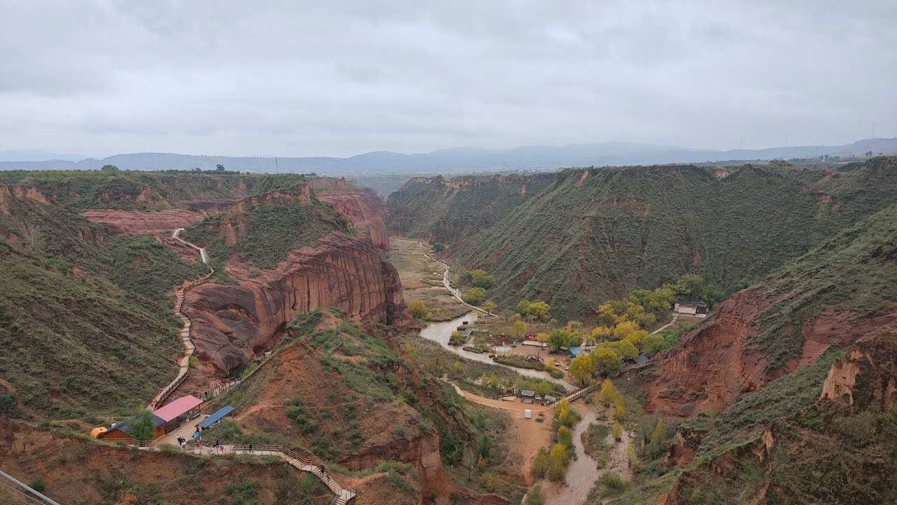 靖邊波浪谷...位於中國陝西省榆林市靖邊縣，是一個以奇特丹霞地貌聞名的自然景觀。其岩石紋理如同波浪般起伏，因此得名「波浪谷」。