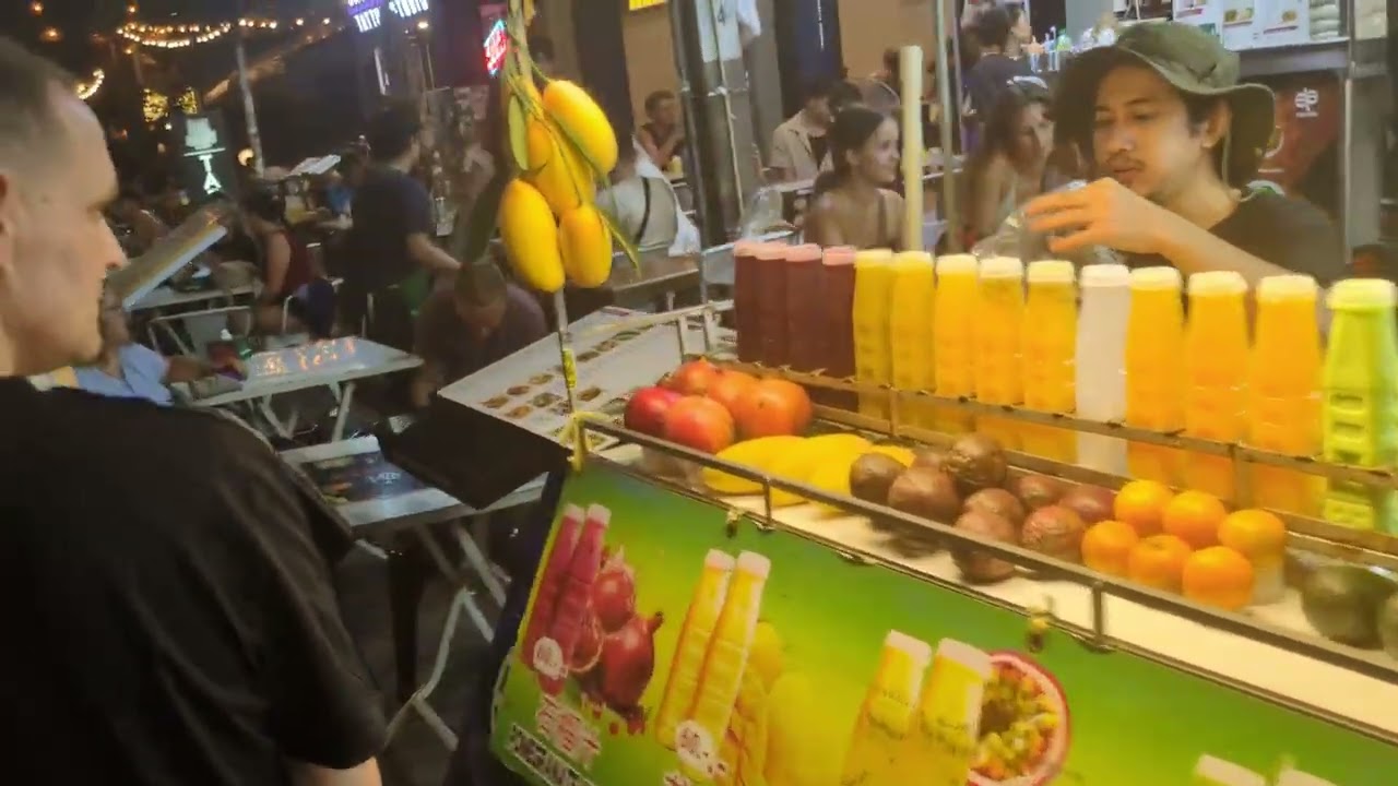 Khao San Road w Bangkoku, pełno turystów w szczycie sezonu