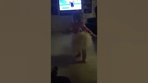 3 year old dancing to "All about that bass"