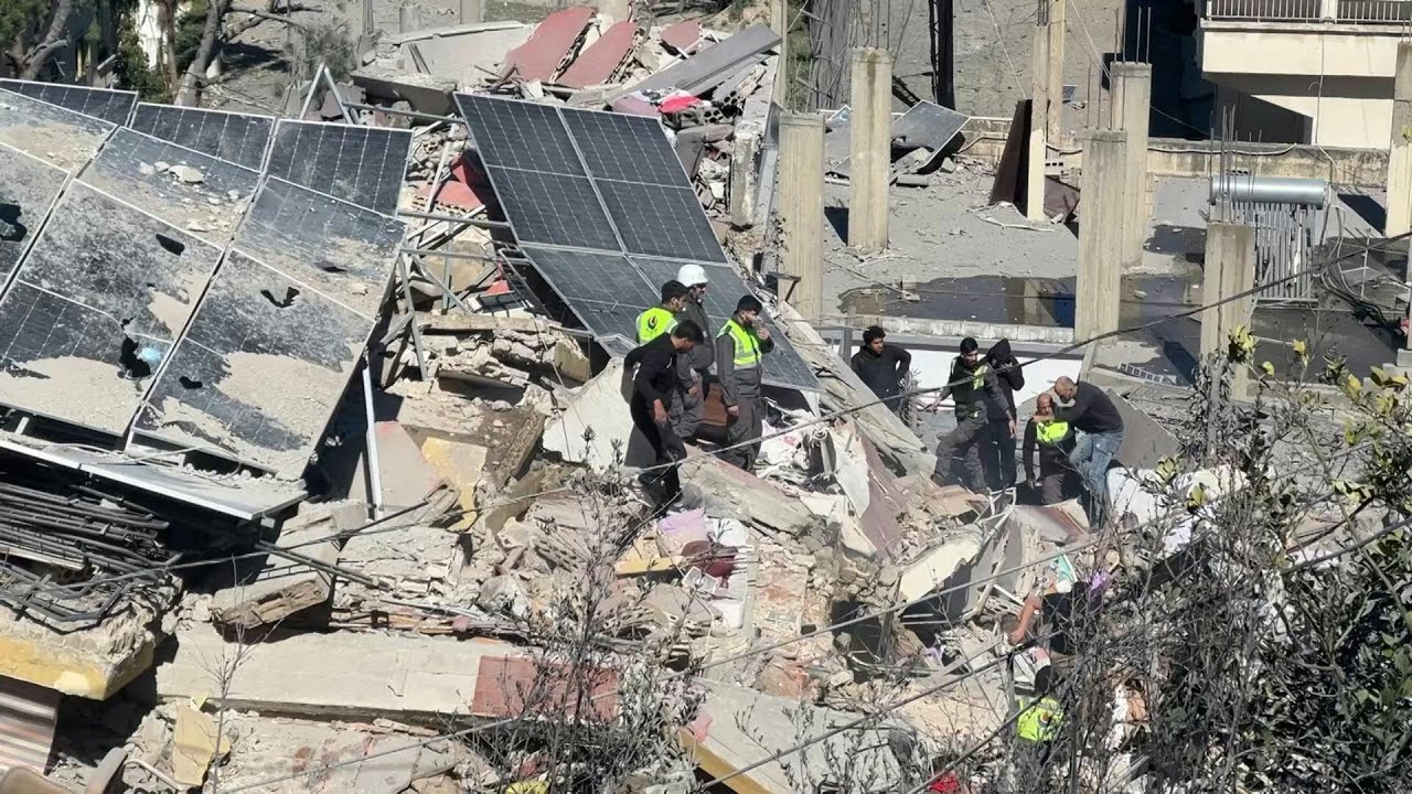 رجال الإنقاذ اللبنانيون يواصلون البحث بين الأنقاض بعد غارة إسرائيلية قرب صيدا | AFP