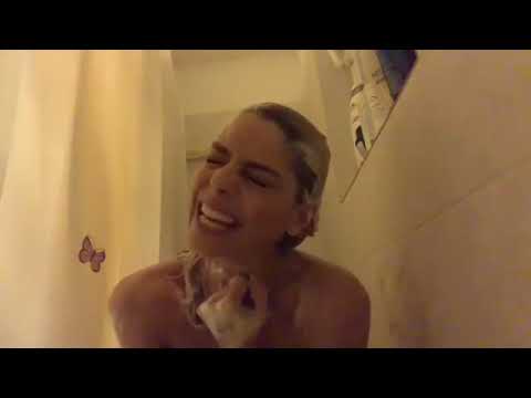 Πασίγνωστη Ελληνίδα ηθοποιός τραγουδάει γυμνή στο μπάνιο της! (Βίντεο)