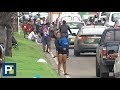 Con sus hijos de la mano, padres venezolanos piden limosna en las calles de Colombia