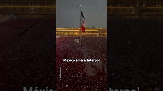 México ama a Interpol, no hay duda 🇲🇽 #zocalo 📹leslie_astronaut