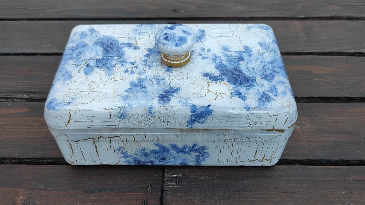 Caja de plástico decorada con decoupage inverso y craquelado