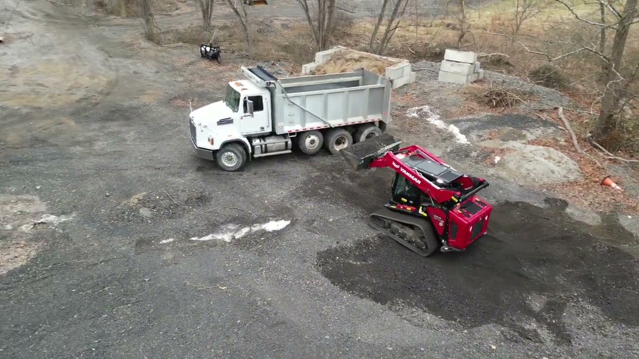 Грузовой тягач Yanmar TL100 с трехосным шасси, ремонт дорог с использованием техники New Holland,...