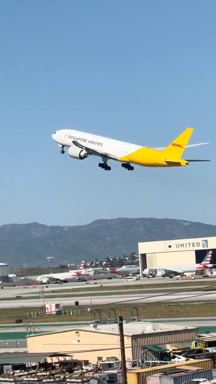 DHL Singapore Airlines Boeing 777 Departing LAX For Sydney