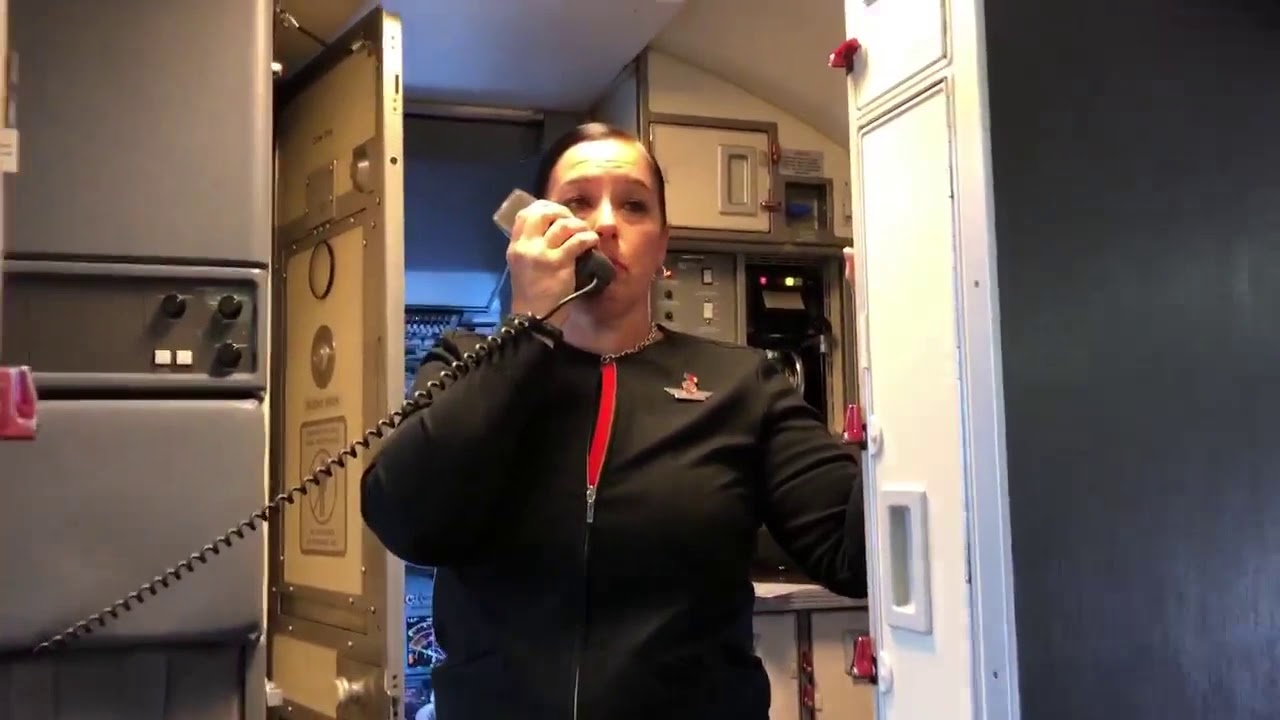 Southwest Airlines flight attendant chokes up thanking Honor Flight veterans