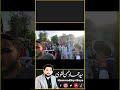ایک طرف تحریک انصاف کے کارکن اور دوسری طرف پولیس تعینات ایک طرف تحریک انصاف کے کارکن اور دوسری طرف پولیس تعینات