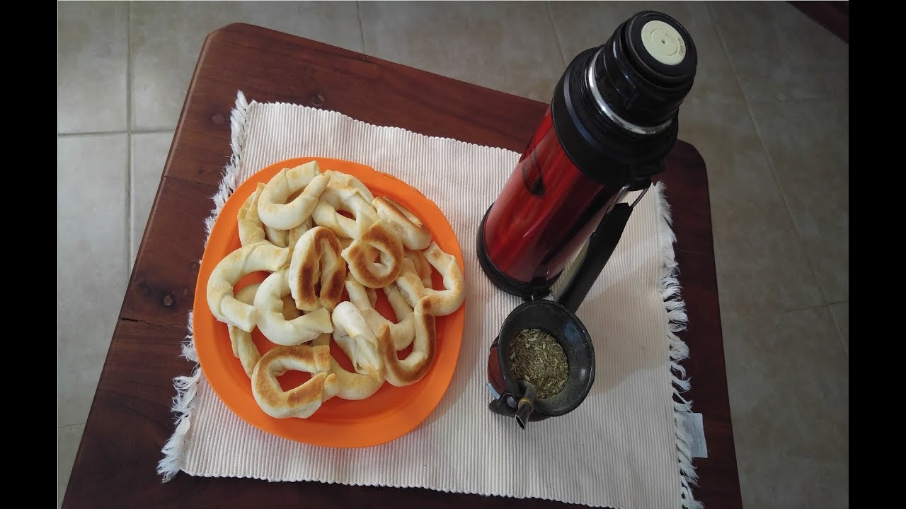 Medialunas hechas con masa de empanadas