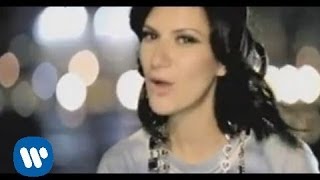 Laura Pausini - Con la musica en la radio (Official Video) chords