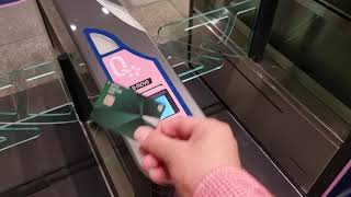 難波駅のセキュリティゲート型専用自動改札機をVisaのタッチ決済で通過する様子 -Impress Watch