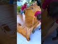 os homens da marcenaria fez com a cama de madeira maciça muito linda e reforçada para vender