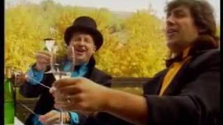 Video thumbnail of "Čudežna polja - 25 ur na dan (Official Music Video)"