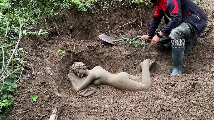 Uretral porno tomosha qiling U yalangoch holda kirish joyidan chiqdi.