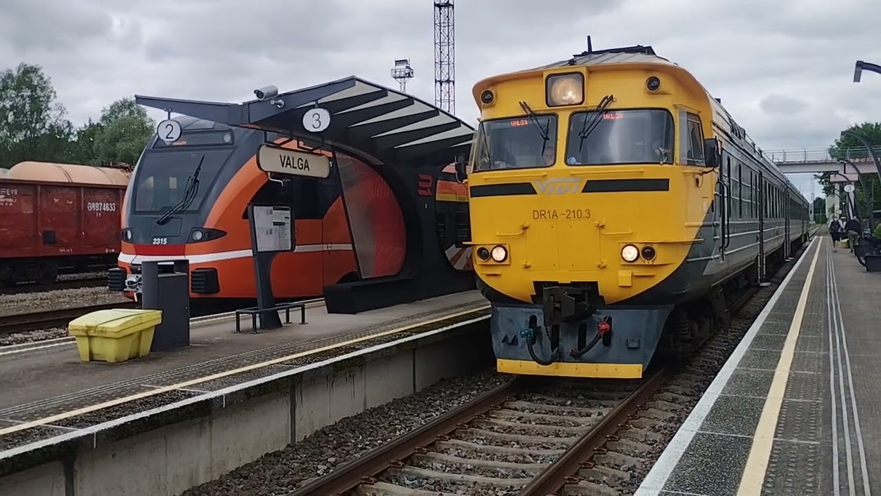 Stadler 2315 and DR1A-210.3 coming to Valga stop and Stadler 2315 leaving Valga stop 28.06 #train 