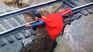 火車軌道破損，超人把自己當成鐵軌，最後救下了一火車乘客！